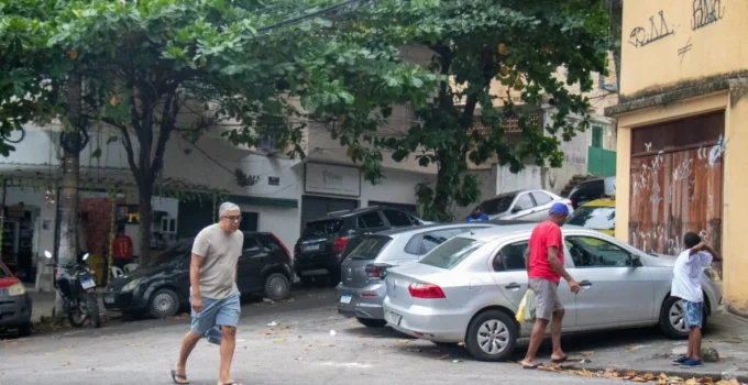 Carros Ocupam Calçadas no Cachambi e Transformam Rua em "Tobogã" Perigoso para Pedestres