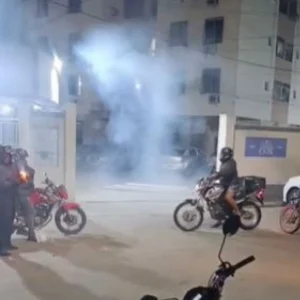 Motoboys protestam em condomínio após funcionário armado ameaçar entregador em Alcântara, São Gonçalo