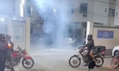 Motoboys protestam em condomínio após funcionário armado ameaçar entregador em Alcântara, São Gonçalo