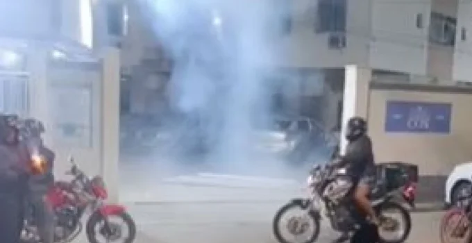 Motoboys protestam em condomínio após funcionário armado ameaçar entregador em Alcântara, São Gonçalo