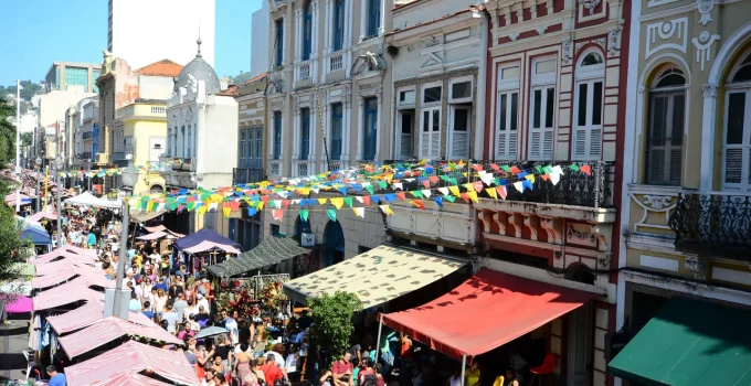 Feiras de Antiguidades Imperdíveis no Rio de Janeiro: Um Guia Completo para Colecionadores e Curiosos