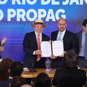Lula garante apoio do governo federal a governador interino do Rio e celebra adesão ao programa de renegociação de dívidas