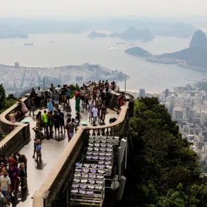Brasil registra quase 500 mil turistas internacionais em maio, superando recordes históricos