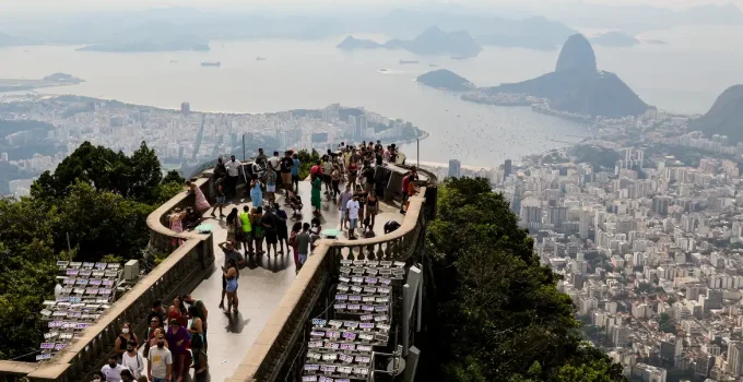 Brasil registra quase 500 mil turistas internacionais em maio, superando recordes históricos