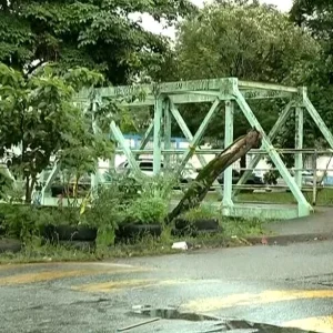 Ponte em Campo Grande (RJ) em Ruínas Ameaça 3.000 Estudantes; Ferragens Expostas e Falta de Luz Geram Medo