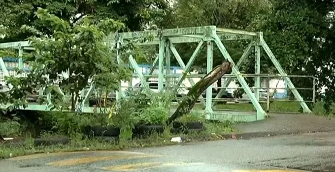 Ponte em Campo Grande (RJ) em Ruínas Ameaça 3.000 Estudantes; Ferragens Expostas e Falta de Luz Geram Medo