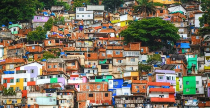 Turismo no Morro Dona Marta: Guia Completo para Visitar a Comunidade Carioca com Segurança e Conhecer sua História