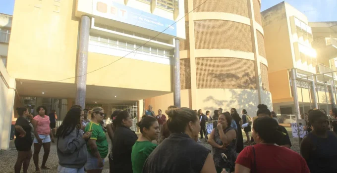 Professoras e pais pedem paz e segurança após agressão em escola da Zona Norte do Rio