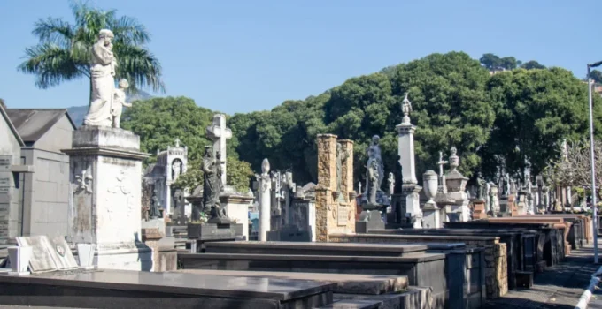 Segurança de 31 anos é sepultado na Lapa após ser morto a tiros ao separar briga em bar