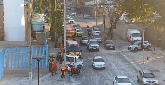 Ônibus e carro utilitário colidem no Centro do Rio, causando lentidão e interdição de via