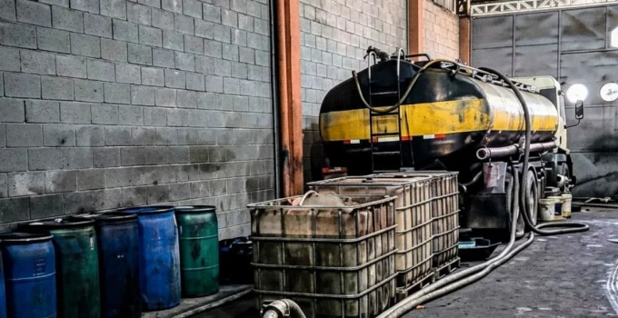 Operação Desmantela Posto Clandestino de Gasolina em Duque de Caxias e Prende Seis Pessoas