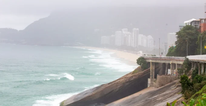 Alerta de Ressaca no Rio: Ondas de até 2,5 metros e Chuvas Marcam o Fim de Semana