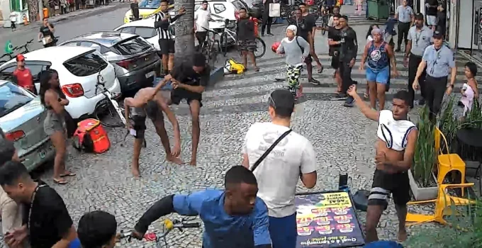 Briga Generalizada na Tijuca: Entregadores e Outros Homens Causam Pânico e Fechamento de Lojas na Rua Barão de Mesquita
