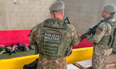 Rinha de Galo em Duque de Caxias: 15 Pessoas Presas em Flagrante e 50 Animais Resgatados pela Polícia Ambiental