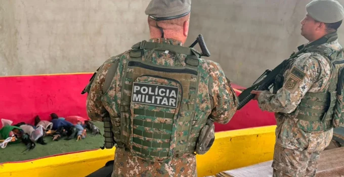 Rinha de Galo em Duque de Caxias: 15 Pessoas Presas em Flagrante e 50 Animais Resgatados pela Polícia Ambiental