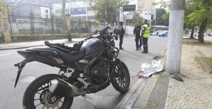 Homem de 40 anos morre atropelado por moto roubada com placa adulterada em Vila Isabel, Zona Norte do Rio