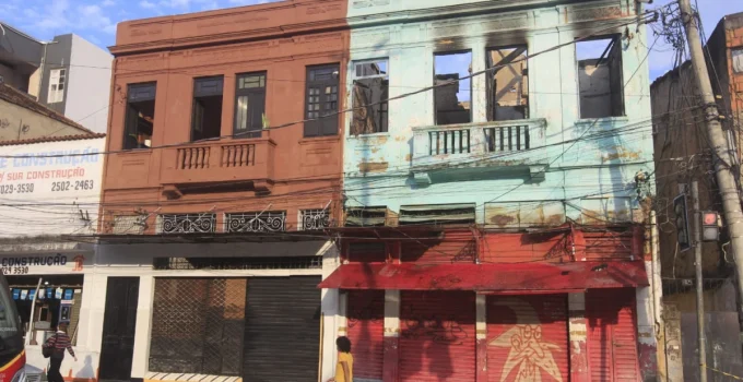 Incêndio no Catumbi: Imóvel é atingido por chamas e deixa um ferido em fuga no centro do Rio