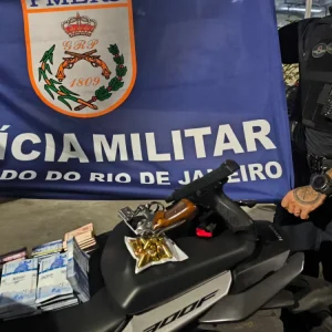 Homem é Preso com Armas, Dinheiro e Moto com Chassi Alterado Após Roubar Farmácia no Grajaú, Zona Norte do Rio