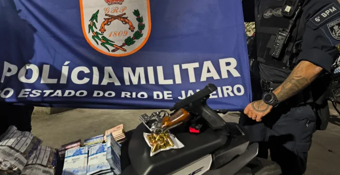 Homem é Preso com Armas, Dinheiro e Moto com Chassi Alterado Após Roubar Farmácia no Grajaú, Zona Norte do Rio