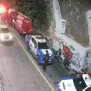 Jovem morre em trágico acidente entre utilitário e duas motos na Avenida Niemeyer, Zona Sul do Rio