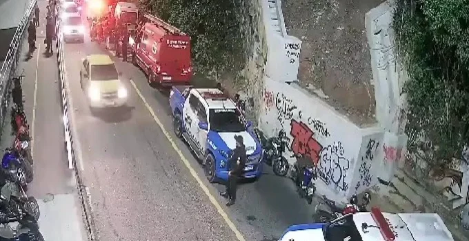 Jovem morre em trágico acidente entre utilitário e duas motos na Avenida Niemeyer, Zona Sul do Rio