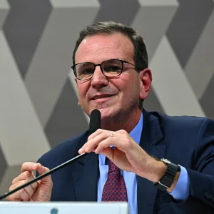 Eduardo Paes lidera pesquisa para governador do RJ com 33,9%, Douglas Ruas avança para 2º lugar