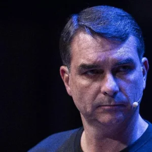 Operações da PF abalam chapa de Flávio Bolsonaro no RJ; Douglas Ruas é o único nome certo