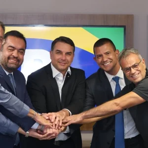 Operações da PF forçam PL a redesenhar chapa no Rio e blindar candidatura de Flávio Bolsonaro