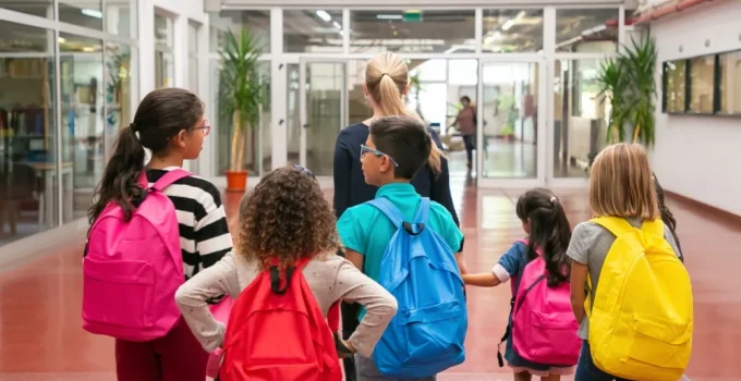 Câmara do Rio Aprova Lei de Segurança Escolar com Controle de Acesso e Apoio Emocional