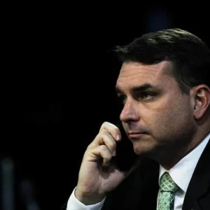 Investigações da PF Adiam Indicação de Flávio Bolsonaro ao Senado no RJ; Nomes Cotados Viram Alvos