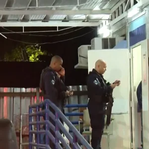 Miliciano 'Feijão' Baleado e Morto em UPA no Rio; Segurança Reforçada Após Ameaça de Invasão