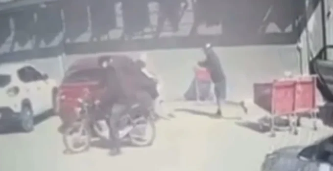 Homem Reage a Assalto em Mercado no Recreio e é Baleado no Tórax; Câmera Flagra Ação