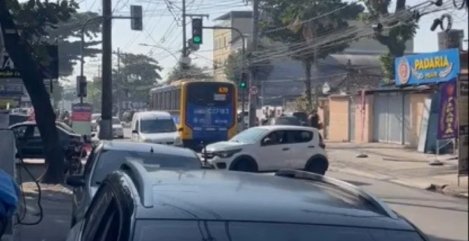 Guerra entre facções rivais deixa cinco mortos em Cordovil, Zona Norte do Rio; ônibus são usados como barricada