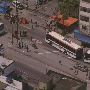 Ônibus Usados como Barricadas por Criminosos em Operação da PM no Rio de Janeiro