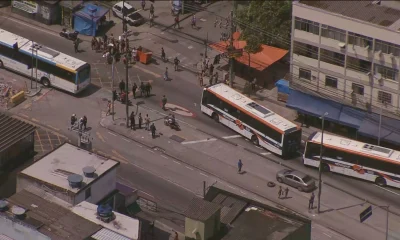 Ônibus Usados como Barricadas por Criminosos em Operação da PM no Rio de Janeiro