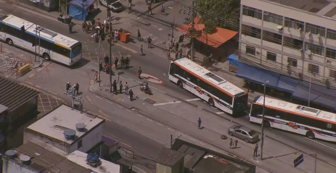 Ônibus Usados como Barricadas por Criminosos em Operação da PM no Rio de Janeiro