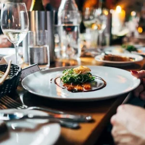 Gastronomia é o Principal Motor de Decisão para 90% dos Viajantes Brasileiros, Diz Estudo da Booking.com