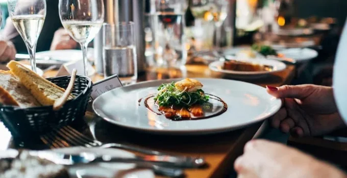 Gastronomia é o Principal Motor de Decisão para 90% dos Viajantes Brasileiros, Diz Estudo da Booking.com
