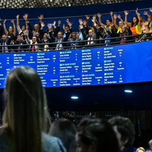 Eduardo Paes chama Alerj de "mais mafiosa do Brasil" e afirma: "Não sou boneco do Lula"