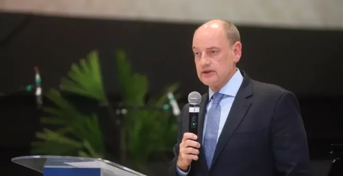 Ricardo Couto se emociona ao elogiar Lula e sensibilidade social em agenda no Rio de Janeiro
