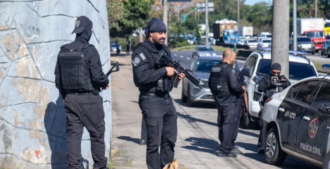 Operação no Muquiço: Polícia Civil busca envolvidos na morte do policial Carlos Alberto Freire Neto