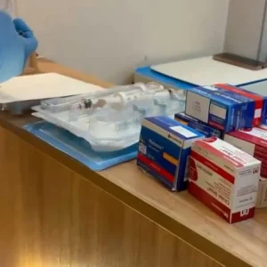 Ortopedista é preso em flagrante com medicamentos vencidos e materiais expirados em consultório em Duque de Caxias