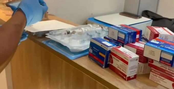 Ortopedista é preso em flagrante com medicamentos vencidos e materiais expirados em consultório em Duque de Caxias