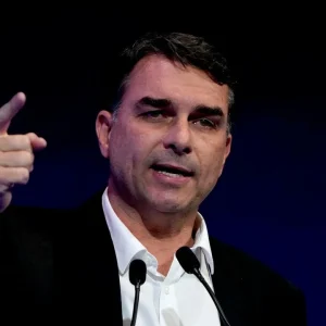 PL do Rio: Convenção Morna Marca Indefinições e Ausência de Flávio Bolsonaro em Meio a Reviravoltas nas Candidaturas