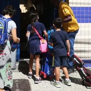 Rio de Janeiro Implementa Alarmes Solares em Escolas para Combater Roubo de Cabos e Reforçar Segurança