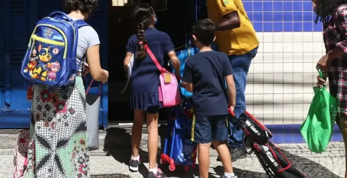 Rio de Janeiro Implementa Alarmes Solares em Escolas para Combater Roubo de Cabos e Reforçar Segurança