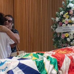 Corpo da sobrinha de Arlindo Cruz, cantora Debora Cruz, é velado no Caju após morte por AVC