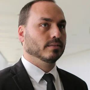 MP do Rio denuncia 7 ex-assessores de Carlos Bolsonaro por esquema de "rachadinha" e pede devolução de R$ 1,9 milhão