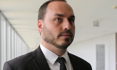MP do Rio denuncia 7 ex-assessores de Carlos Bolsonaro por esquema de "rachadinha" e pede devolução de R$ 1,9 milhão