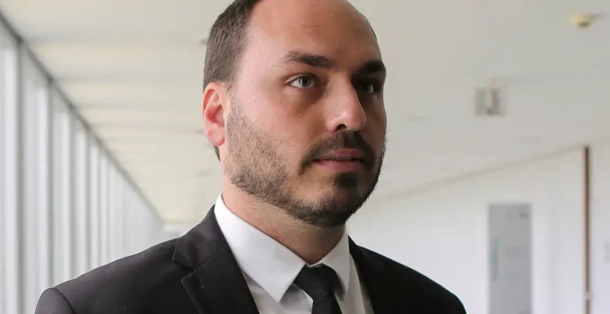 MP do Rio denuncia 7 ex-assessores de Carlos Bolsonaro por esquema de "rachadinha" e pede devolução de R$ 1,9 milhão